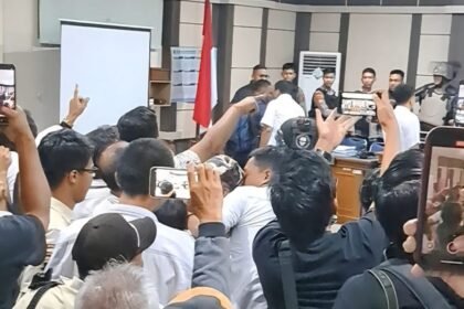 RICUH--Massa pendukung Bupati Sudewo tampak menunjuk-nunjuk jaksa KPK usai sidang tuntutan di Pengadilan Tipikor Semarang, Senin (21/9/2026). (bae)