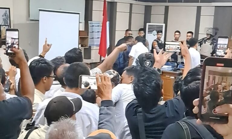 RICUH--Massa pendukung Bupati Sudewo tampak menunjuk-nunjuk jaksa KPK usai sidang tuntutan di Pengadilan Tipikor Semarang, Senin (21/9/2026). (bae)