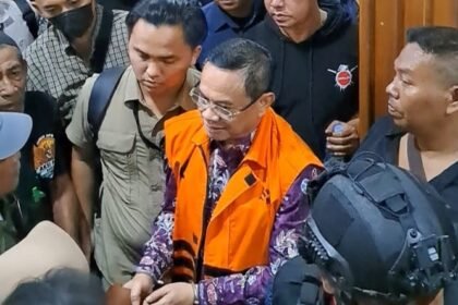 SIDANG TUNTUTAN--Bupati Pati Sudewo (memakai rompi tahanan) berjalan menuju mobil tahanan usai mengikuti sidang tuntutan di Pengadilan Tipikor Semarang, Senin (21/9/2026). (bae)