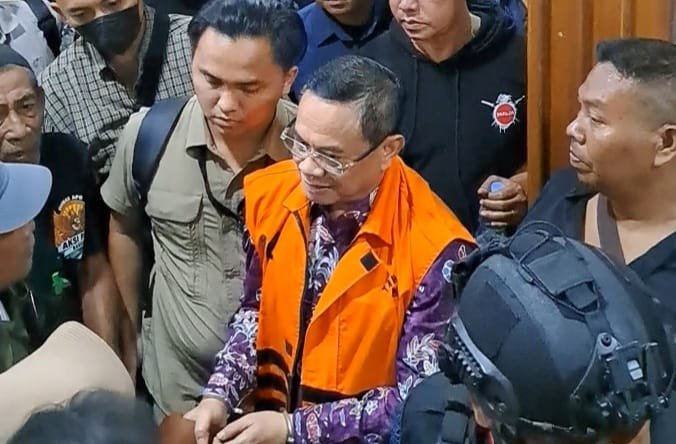 SIDANG TUNTUTAN--Bupati Pati Sudewo (memakai rompi tahanan) berjalan menuju mobil tahanan usai mengikuti sidang tuntutan di Pengadilan Tipikor Semarang, Senin (21/9/2026). (bae)
