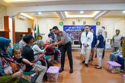 BERI SEMARANGAT - Kapolda Jateng Irjen Ribut Hari Wibowo berjabat tangan dengan ibu pasien anak penderita CTEV di RS PKU Muhammadiyah Karanganyar, Senin (21/9/2026).