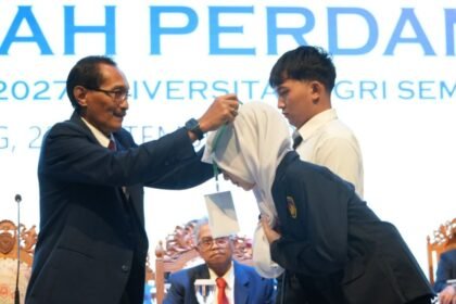 PENERIMAAN MABA - Rektor UPGRIS Dr. Sapto Budoyo, S.H., M.H. mengalungkan ID card sebagai simbol selamat datang dan mengikuti upacara penerimaan kepada mahasiswa baru, Selasa (22/9/2026). (ist)