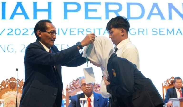PENERIMAAN MABA - Rektor UPGRIS Dr. Sapto Budoyo, S.H., M.H. mengalungkan ID card sebagai simbol selamat datang dan mengikuti upacara penerimaan kepada mahasiswa baru, Selasa (22/9/2026). (ist)