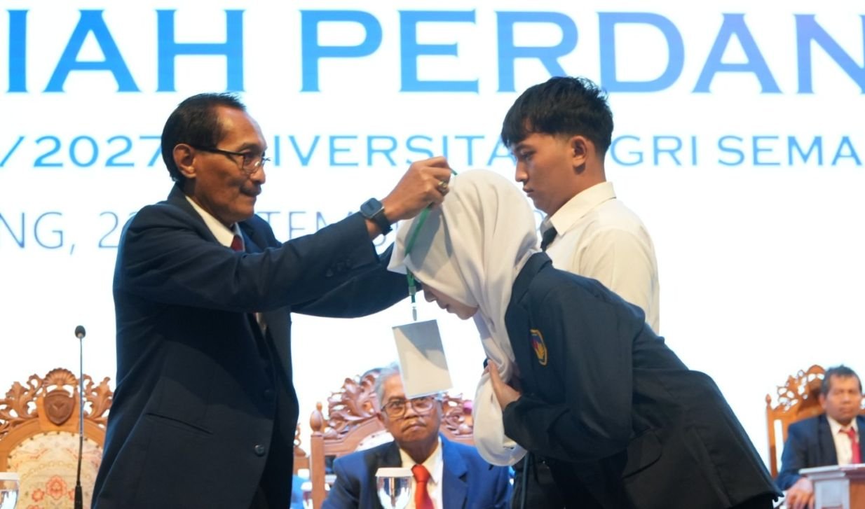 PENERIMAAN MABA - Rektor UPGRIS Dr. Sapto Budoyo, S.H., M.H. mengalungkan ID card sebagai simbol selamat datang dan mengikuti upacara penerimaan kepada mahasiswa baru, Selasa (22/9/2026). (ist)