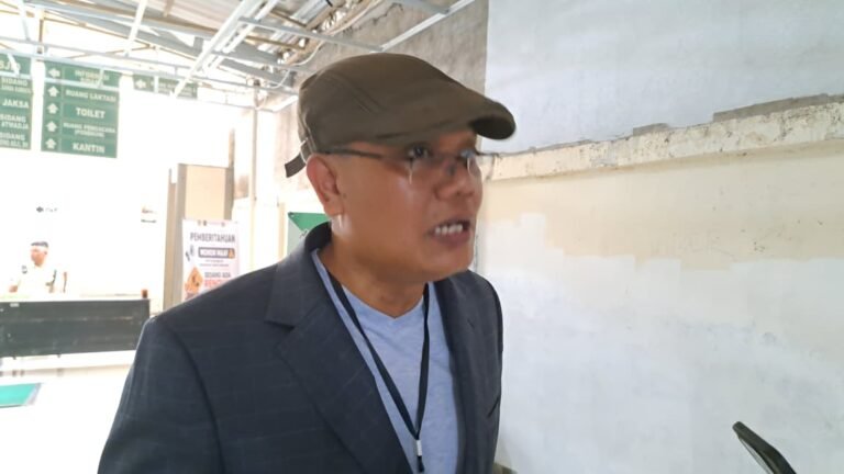 Effendi Petrus Sitorus, pengacara dua tersangka kasus love scamming usai mengikuti sidang praperadilan di PN Semarang, Selasa (22/9/2026). (bae)