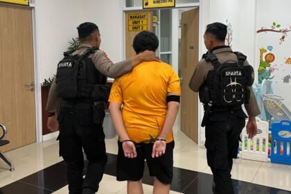 DIAMANKAN POLISI--Seorang pria berinisial YS diamankan polisi usia diduga intip wanita di kamar mandi GOR Sritex. (ist)