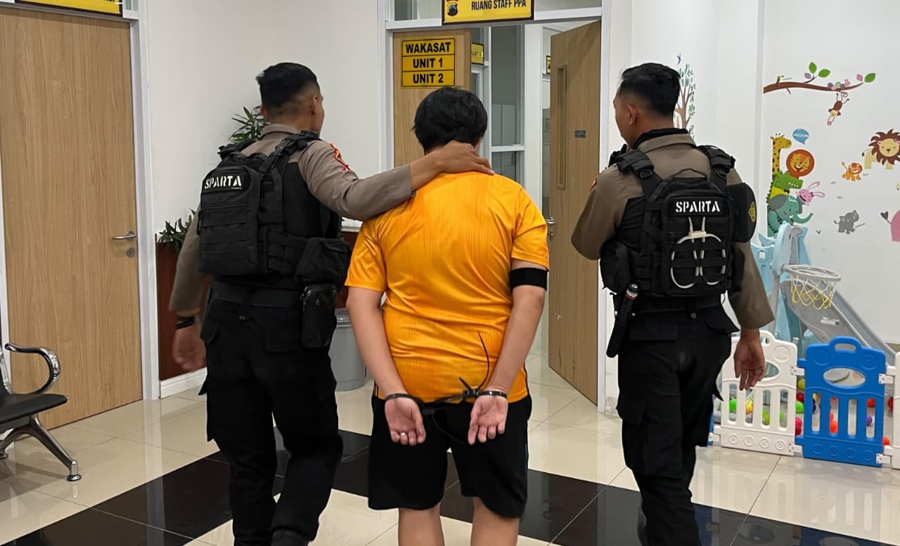 DIAMANKAN POLISI--Seorang pria berinisial YS diamankan polisi usia diduga intip wanita di kamar mandi GOR Sritex. (ist)