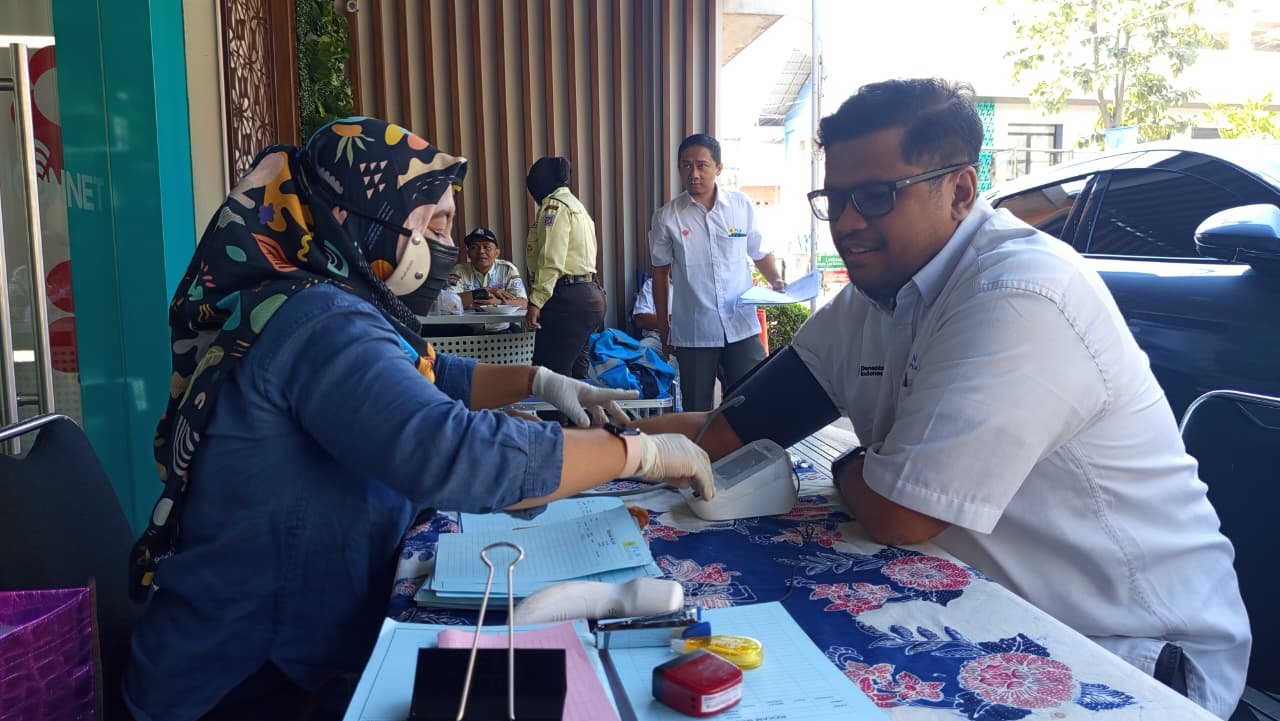 DAILY HEALTH CHEKING - PLN Icon Plus SBU Regional Jawa Bagian Tengah mendorong seluruh personel untuk mengenali kondisi tubuh melalui pelaksanaan Daily Health Checking. Pemeriksaan rutin kesehatan ini dilakukan bagi personel sebelum memulai aktivitas kerja.