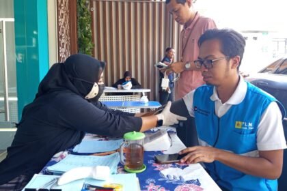 CEK KESEHATAN RUTIN - PLN Icon Plus SBU Regional Jawa Bagian Tengah mendorong seluruh personel untuk mengenali kondisi tubuh melalui pelaksanaan Daily Health Checking. Pemeriksaan rutin kesehatan ini dilakukan bagi personel sebelum memulai aktivitas kerja.