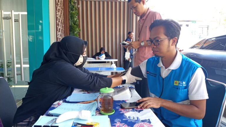 CEK KESEHATAN RUTIN - PLN Icon Plus SBU Regional Jawa Bagian Tengah mendorong seluruh personel untuk mengenali kondisi tubuh melalui pelaksanaan Daily Health Checking. Pemeriksaan rutin kesehatan ini dilakukan bagi personel sebelum memulai aktivitas kerja.