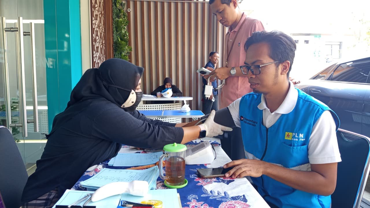 CEK KESEHATAN RUTIN - PLN Icon Plus SBU Regional Jawa Bagian Tengah mendorong seluruh personel untuk mengenali kondisi tubuh melalui pelaksanaan Daily Health Checking. Pemeriksaan rutin kesehatan ini dilakukan bagi personel sebelum memulai aktivitas kerja.