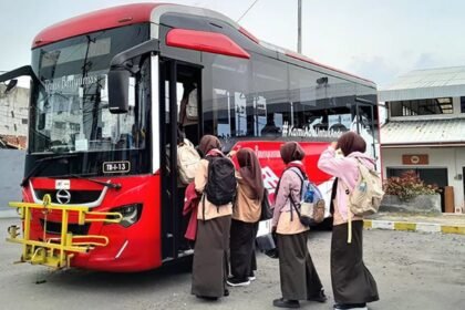 TRANSPORTASI ANDALAN - Siswa sekolah sedang antre naik Trans Banyumas. Menurut Masyarakat Transportasi Indonesia (MTI), kehadiran Trans Banyumas mulai mengubah budaya transportasi warga yang sebelumnya sangat mengandalkan sepeda motor untuk mobilitas sehari-hari. (ist)