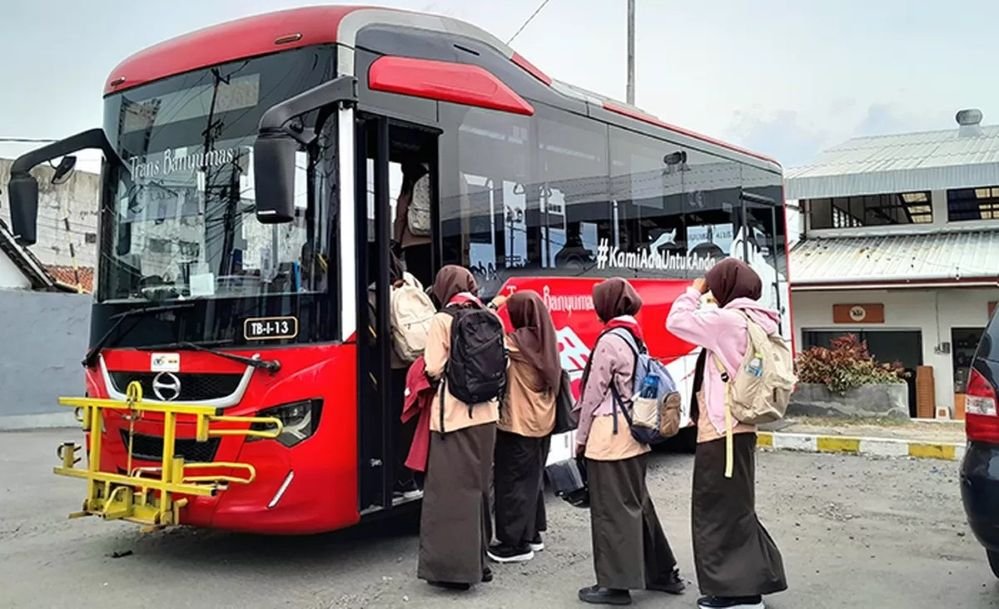 TRANSPORTASI ANDALAN - Siswa sekolah sedang antre naik Trans Banyumas. Menurut Masyarakat Transportasi Indonesia (MTI), kehadiran Trans Banyumas mulai mengubah budaya transportasi warga yang sebelumnya sangat mengandalkan sepeda motor untuk mobilitas sehari-hari. (ist)