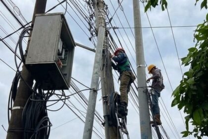 PEMELIHARAAN JARINGAN - Petugas PLN Icon Plus merapikan kabel jaringan di Majenang, Kabupaten Cilacap. Perapian kabel merupakan bagian dari pemeliharaan infrastruktur untuk memelihara keandalan layanan.
