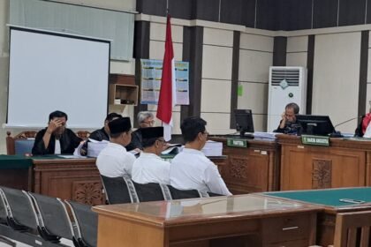 JALANI TUNTUTAN--Tiga kades terdakwa korupsi seleksi perangkat desa di Pati, mengikuti sidang tuntutan di Pengadilan Tipikor Semarang, Rabu (23/9/2026). (bae)