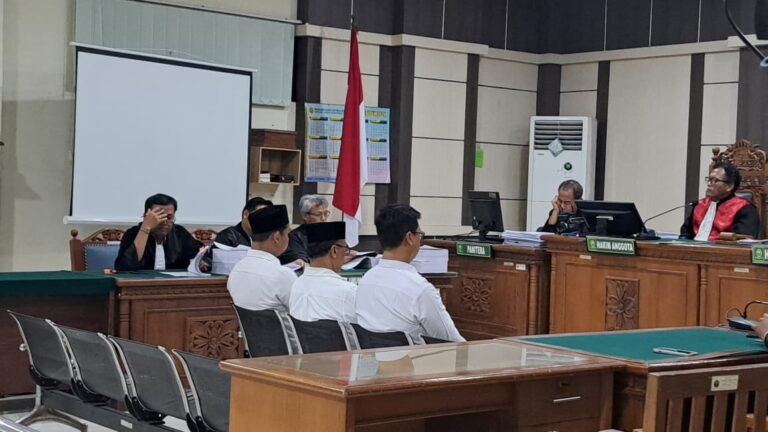 JALANI TUNTUTAN--Tiga kades terdakwa korupsi seleksi perangkat desa di Pati, mengikuti sidang tuntutan di Pengadilan Tipikor Semarang, Rabu (23/9/2026). (bae)