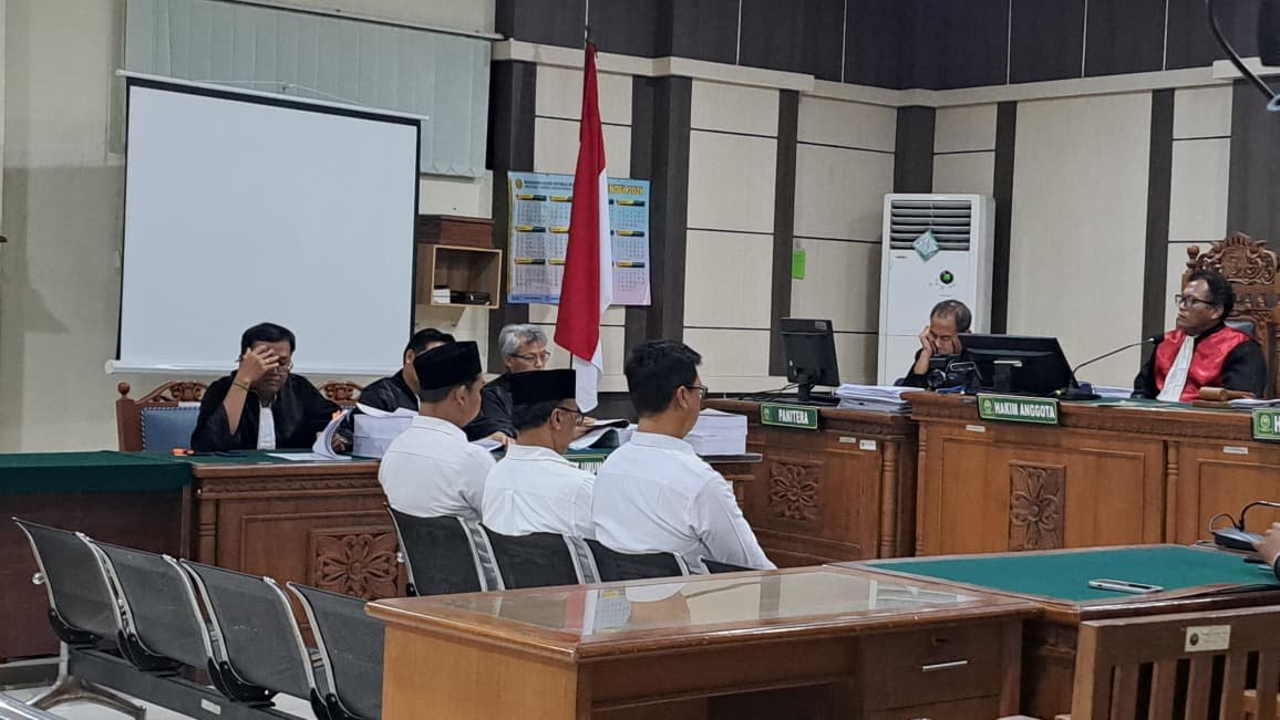 JALANI TUNTUTAN--Tiga kades terdakwa korupsi seleksi perangkat desa di Pati, mengikuti sidang tuntutan di Pengadilan Tipikor Semarang, Rabu (23/9/2026). (bae)