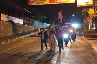 AKSI LONGMARCH--Warga melakukan aksi longmarch untuk menolak proyek geotermal Ungaran-Telomoyo. (ist)