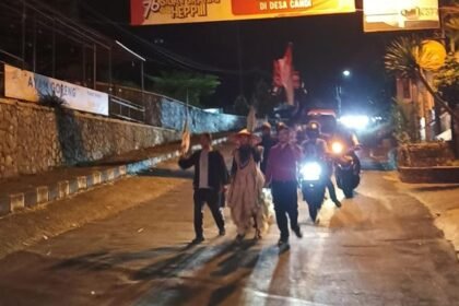 AKSI LONGMARCH--Warga melakukan aksi longmarch untuk menolak proyek geotermal Ungaran-Telomoyo. (ist)