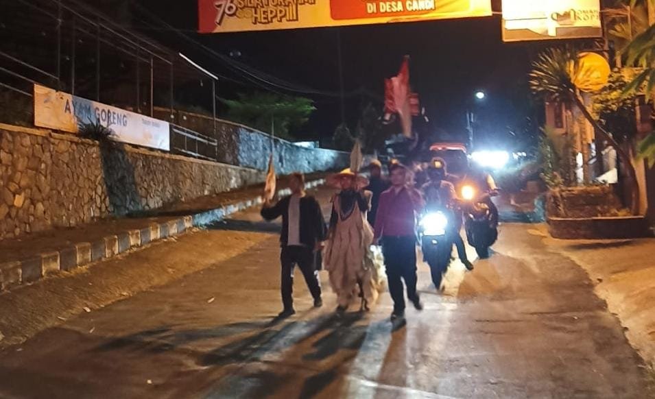 AKSI LONGMARCH--Warga melakukan aksi longmarch untuk menolak proyek geotermal Ungaran-Telomoyo. (ist)