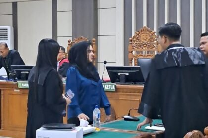 DITUNTUT BERSALAH--Bupati Pekalongan Fadia Arafiq konsultasi dengan penasihat hukumnya usai dituntut bersalah atas kasus korupsi, dalam sidang di Pengadilan Tipikor Semarang, Kamis (24/9/2026). (bae)