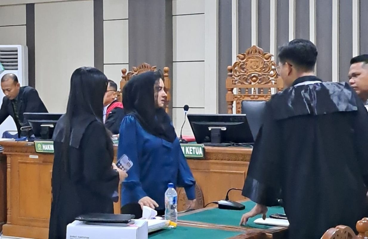 DITUNTUT BERSALAH--Bupati Pekalongan Fadia Arafiq konsultasi dengan penasihat hukumnya usai dituntut bersalah atas kasus korupsi, dalam sidang di Pengadilan Tipikor Semarang, Kamis (24/9/2026). (bae)