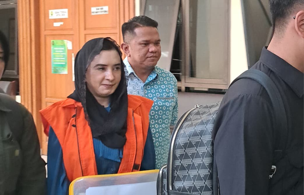 FADIA ARAFIQ--Bupati Pekalongan Fadia Arafiq digiring ke mobil tahanan usai sidang tuntutan di Pengadilan Tipikor Semarang, Kamis (24/9/2026). (bae)