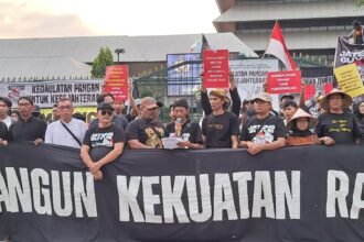 AKSI DI GUBERNURAN--Warga yang melakukan aksi jalan kaki dari Gedong Songo membaur dengan massa aksi Jateng Guyub di depan Gubernuran, Semarang, Kamis (24/9/2026). (bae)