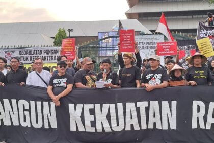 AKSI DI GUBERNURAN--Warga yang melakukan aksi jalan kaki dari Gedong Songo membaur dengan massa aksi Jateng Guyub di depan Gubernuran, Semarang, Kamis (24/9/2026). (bae)