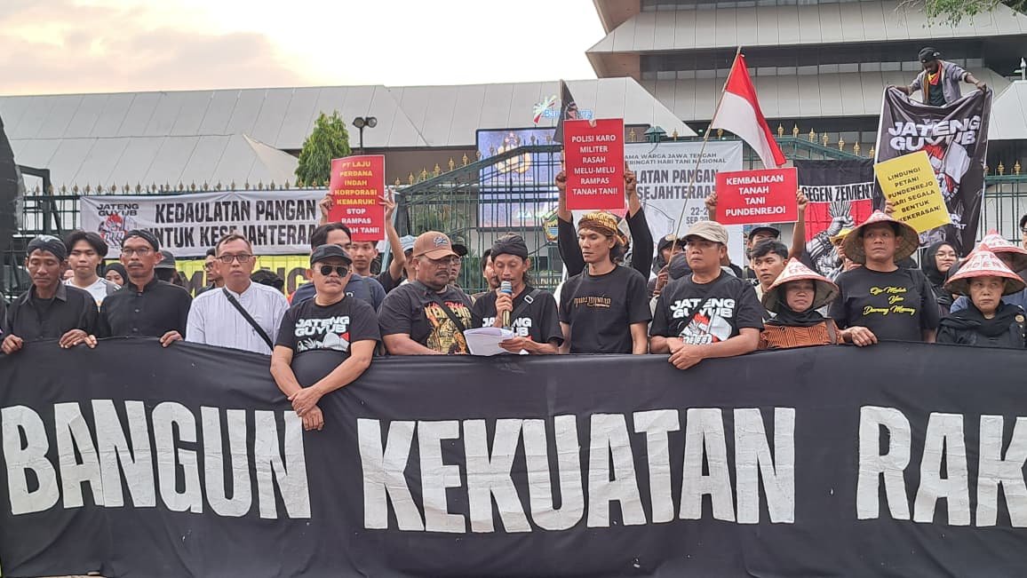 AKSI DI GUBERNURAN--Warga yang melakukan aksi jalan kaki dari Gedong Songo membaur dengan massa aksi Jateng Guyub di depan Gubernuran, Semarang, Kamis (24/9/2026). (bae)