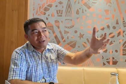 SAMPAIKAN PAPARAN--Praktisi hukum yang juga Managing Partner LDN Ernst Law Firm, Luhut Sagala, menjelaskan tentang terbukanya korban keracunan MBG gugat perdana atau pidana, saat ditemui di Semarang, Jumat (25/9/2026). (bae)
