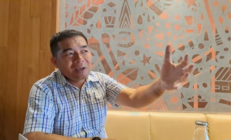 SAMPAIKAN PAPARAN--Praktisi hukum yang juga Managing Partner LDN Ernst Law Firm, Luhut Sagala, menjelaskan tentang terbukanya korban keracunan MBG gugat perdana atau pidana, saat ditemui di Semarang, Jumat (25/9/2026). (bae)