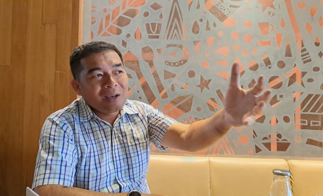 SAMPAIKAN PAPARAN--Praktisi hukum yang juga Managing Partner LDN Ernst Law Firm, Luhut Sagala, menjelaskan tentang terbukanya korban keracunan MBG gugat perdana atau pidana, saat ditemui di Semarang, Jumat (25/9/2026). (bae)