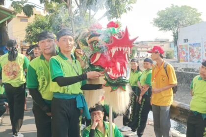 BARONGSAI - Sejumlah pemain barongsai mengenakan baju hijau, tengah memegang kepala barongsai dan memegang dupa, Jumat (25/9/2026). Mereka baru saja mengikuti atraksi untuk meramaikan gelaran Mooncake Festival di Kawasan Pecinan Semarang. (dul)