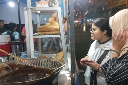 FOOD FESTIVAL - Pembeli sedang memesan cahkwe di food festival kawasan Pecinan Semarang, Jumat (25/9/2026). (dul)