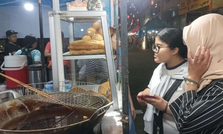 FOOD FESTIVAL - Pembeli sedang memesan cahkwe di food festival kawasan Pecinan Semarang, Jumat (25/9/2026). (dul)