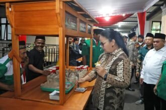 GEROBAK USAHA: Wali Kota Semarang Agustina Wilujeng berkomunikasi dengan warga yang mendapat bantuan gerobak usaha. (ist)