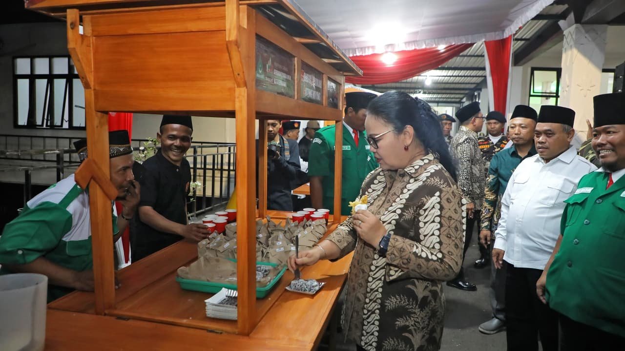 GEROBAK USAHA: Wali Kota Semarang Agustina Wilujeng berkomunikasi dengan warga yang mendapat bantuan gerobak usaha. (ist)
