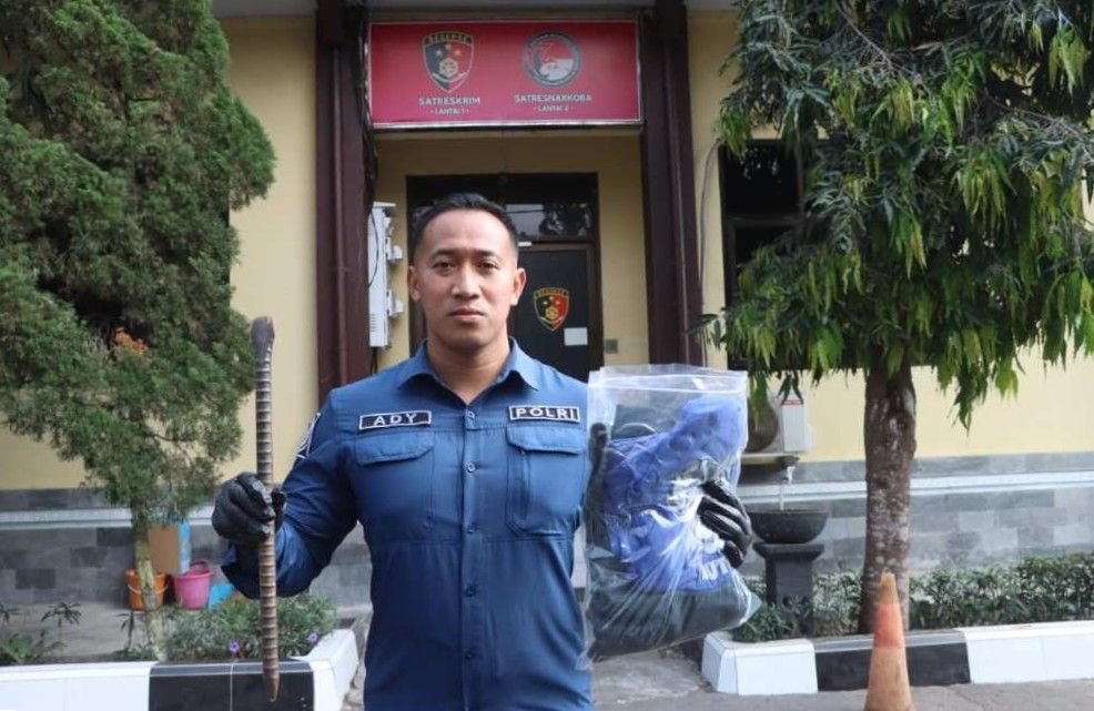 BARANG BUKTI - Petugas kepolisian menunjukkan barang bukti alat yang digunakan siswa di Magelang untuk merampok rumah gurunya.