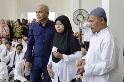 RESMIKAN PONPES--Jaksa Agung Muda Intelijen Kejaksaan Agung RI, Reda Manthovani, merangkul santri tunanetra dalam acara peresmian Pondok Pesantren Sahabat Mata di Semarang, Selasa (29/9/2026). (ist)