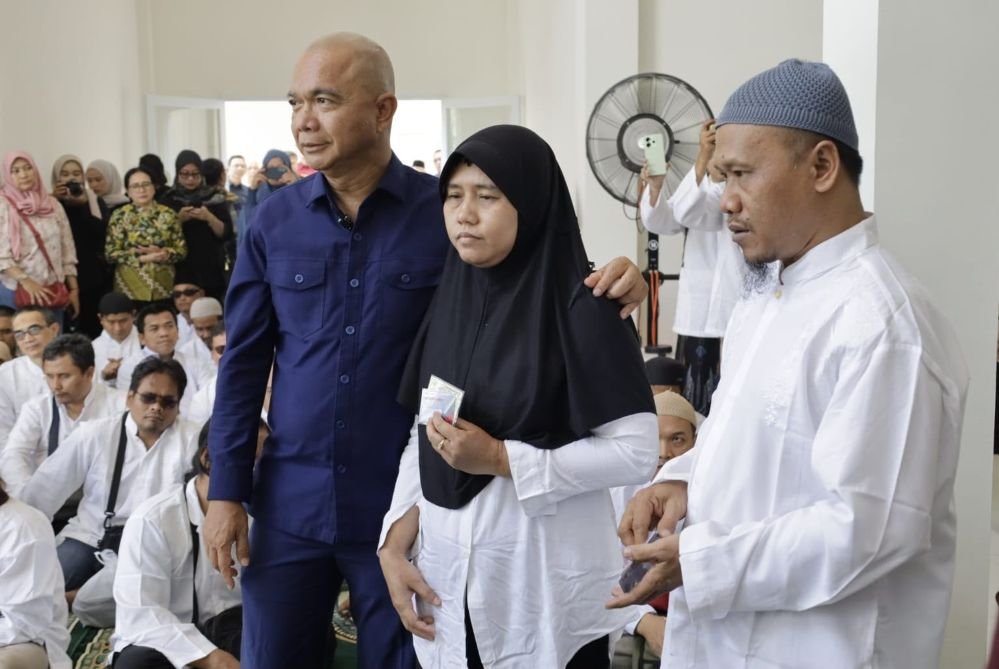 RESMIKAN PONPES--Jaksa Agung Muda Intelijen Kejaksaan Agung RI, Reda Manthovani, merangkul santri tunanetra dalam acara peresmian Pondok Pesantren Sahabat Mata di Semarang, Selasa (29/9/2026). (ist)