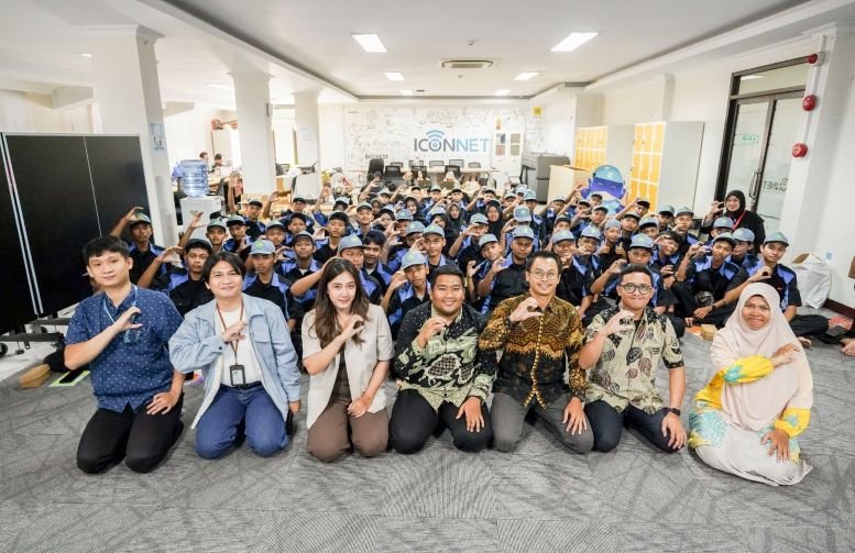 TRANSFORMASI LAYANAN PELANGGAN - PLN Icon Plus turut mengembangkan transformasi layanan pelanggan melalui implementasi New Aplikasi Pelayanan Pelanggan Terpusat (AP2T) Wave 4 di Jawa Tengah dan Yogyakarta. KUNJUNGAN INDUSTRI - Siswa Jurusan Teknik Jaringan Komputer dan Telekomunikasi (TJKT) SMK Muhammadiyah Imogiri kunjungi PLN Icon Plus di Semarang, untuk mengenal lebih jauh industri teknologi digital.