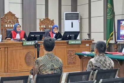 SIDANG KORUPSI: Bupati Cilacap Syamsul Auliya Rachman dan Sekda Cilacap Sadmoko Danardono duduk berdampingan meski beda sikap dalam sidang kasus korupsi di Pengadilan Tipikor Semarang, Jumat (31/7/2026). (bae)