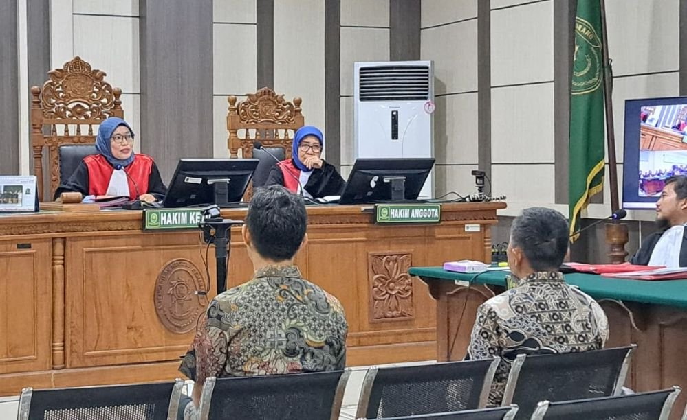SIDANG KORUPSI: Bupati Cilacap Syamsul Auliya Rachman dan Sekda Cilacap Sadmoko Danardono duduk berdampingan meski beda sikap dalam sidang kasus korupsi di Pengadilan Tipikor Semarang, Jumat (31/7/2026). (bae)