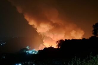 Kepulan asap membumbung tinggi di area TPA Jatibarang Semarang, Rabu (30/9/2026). (bae)