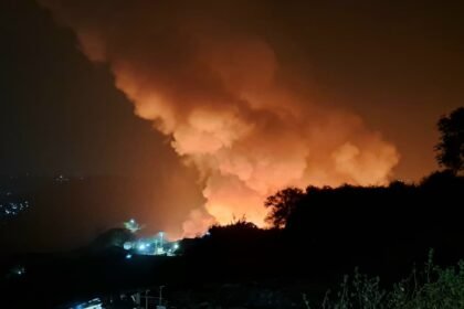Kepulan asap membumbung tinggi di area TPA Jatibarang Semarang, Rabu (30/9/2026). (bae)