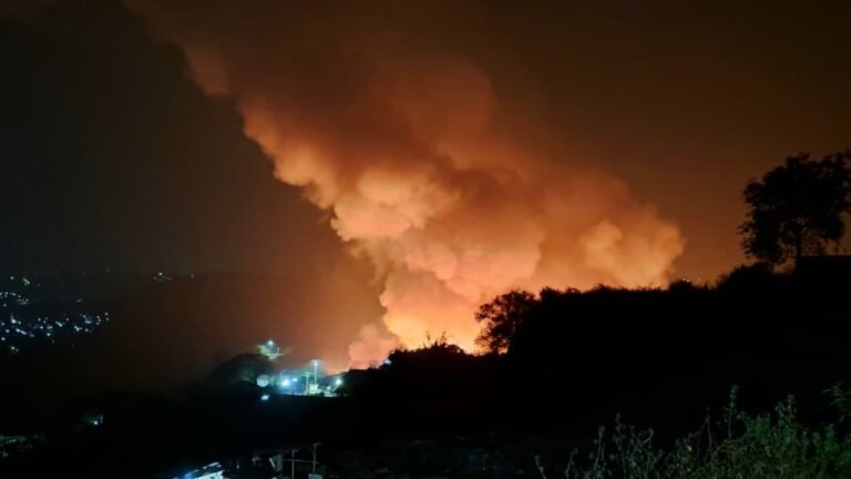 Kepulan asap membumbung tinggi di area TPA Jatibarang Semarang, Rabu (30/9/2026). (bae)