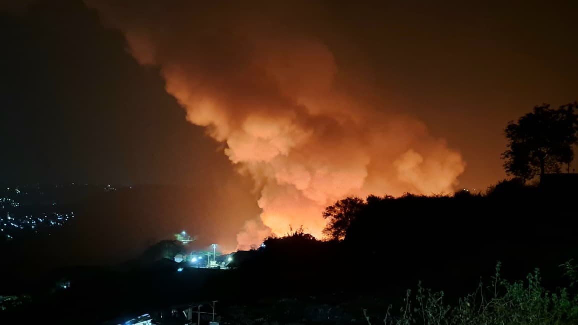 Kepulan asap membumbung tinggi di area TPA Jatibarang Semarang, Rabu (30/9/2026). (bae)