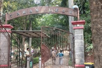 SIAP SAMBUT WISATAWAN - Petugas keamanan berdiri di pintu masuk wisata Taman lele semarang, Senin (7/9/2026). Taman Lele siap menyambut keramaian tamu MTQ Nasional yang digelar di Semarang. (dul)