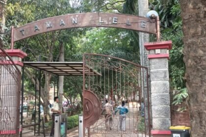 SIAP SAMBUT WISATAWAN - Petugas keamanan berdiri di pintu masuk wisata Taman lele semarang, Senin (7/9/2026). Taman Lele siap menyambut keramaian tamu MTQ Nasional yang digelar di Semarang. (dul)